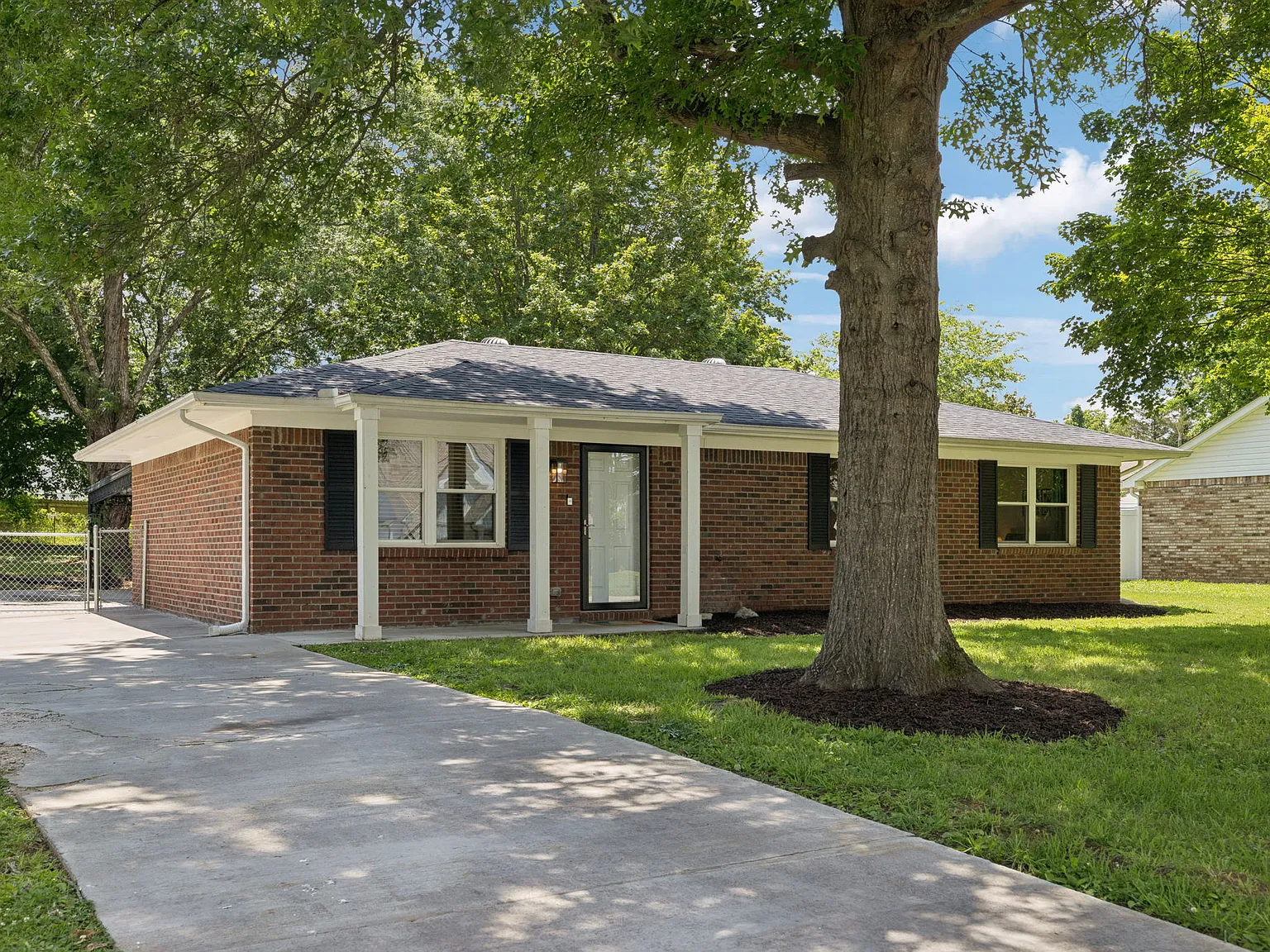 1013 Brink Pl — Photo 2