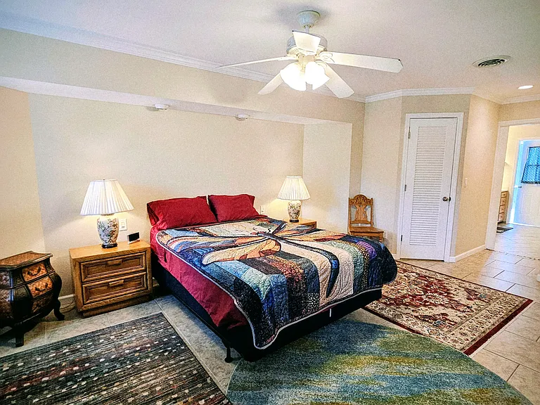 Guest bedroom-Queen bed