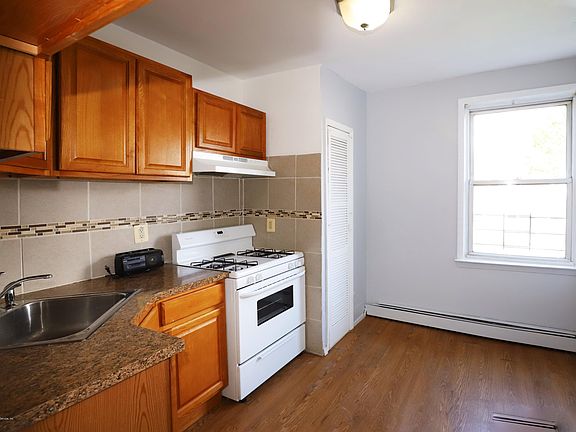 2nd image of 1219 Bay St