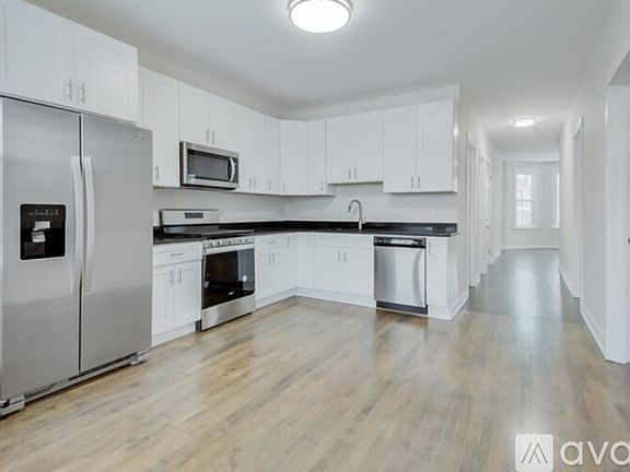 2nd image of 2842 N Avers Ave #1