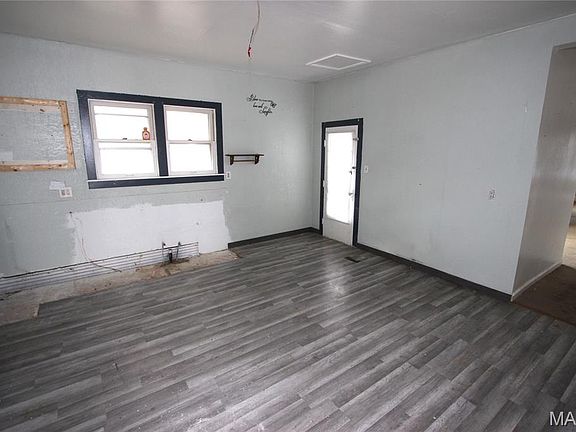 5th image of 307 E Main St