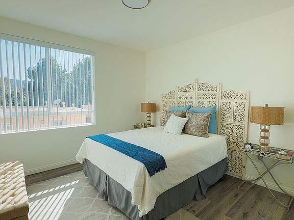 5th image of 10132 Commerce Ave #306