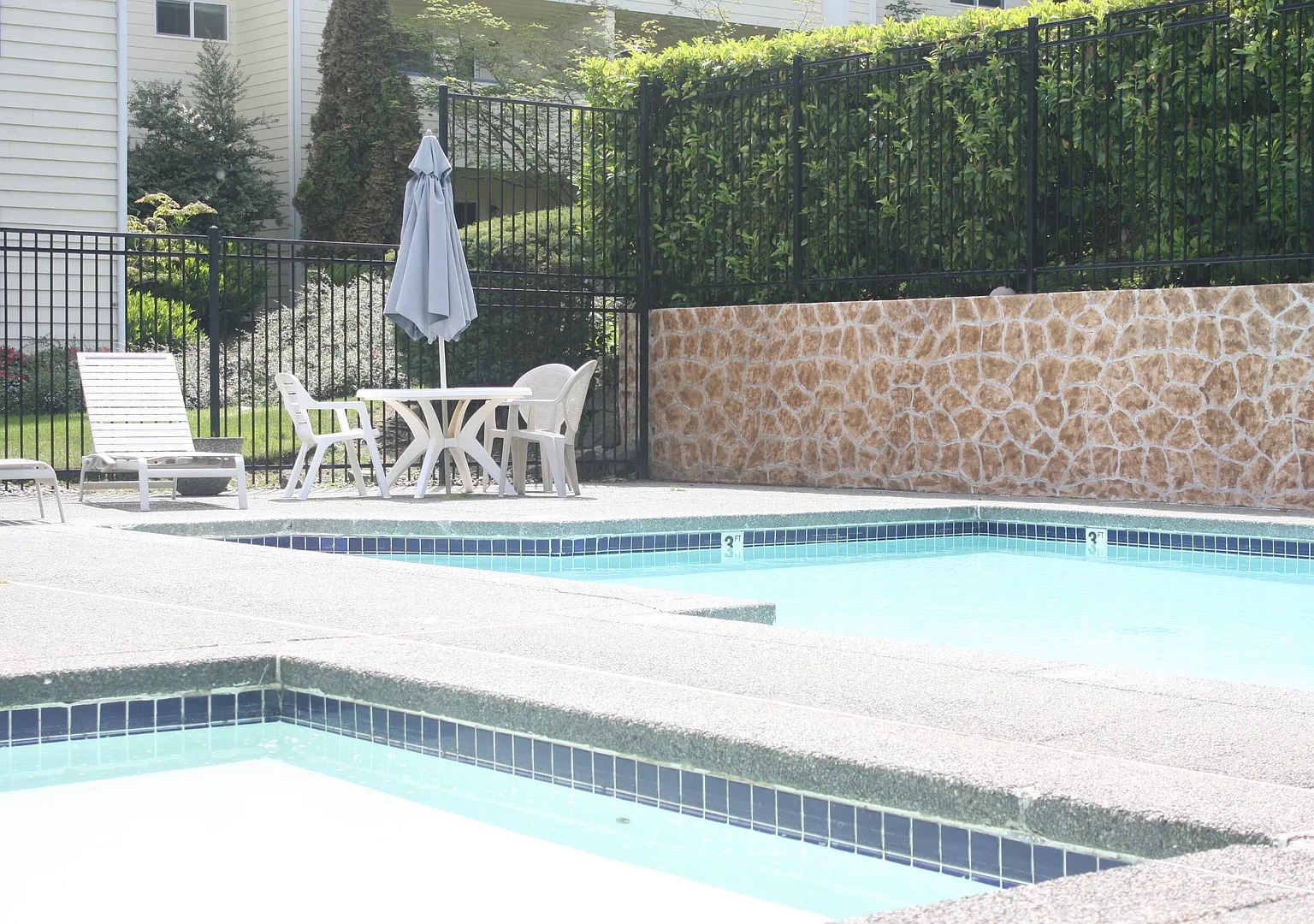 New carpet and paint! Top floor, 2drm, 2 full bath, open floor plan, pool, water, sewer, garbage ... — Photo 1