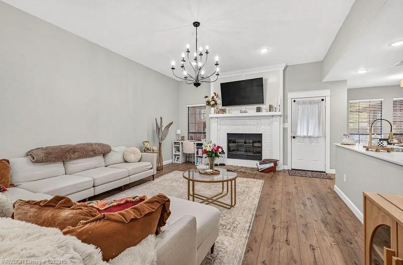 3 bed, 1909 sqft, $2,550 — Photo 3