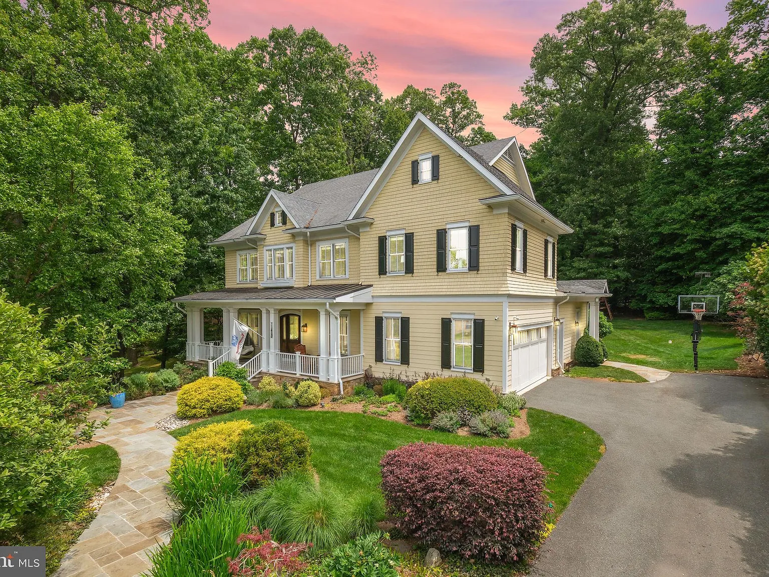 6 bed, 5.5 bath, 7690 sqft, $10,000 — Photo 3
