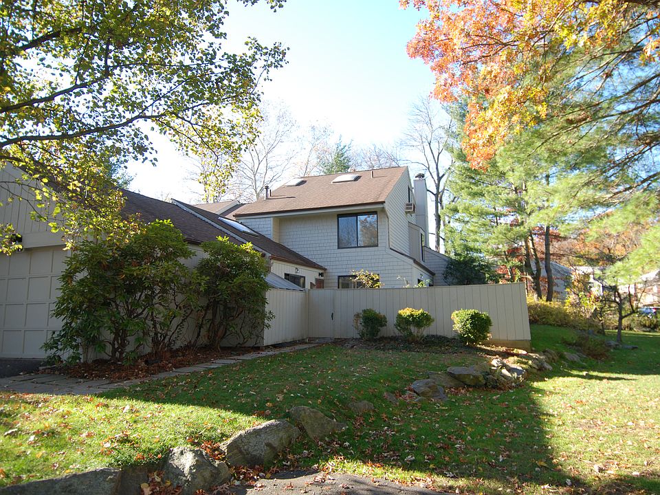 Spacious Corner Townhouse