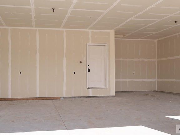 4th image of 605 Badlands St
