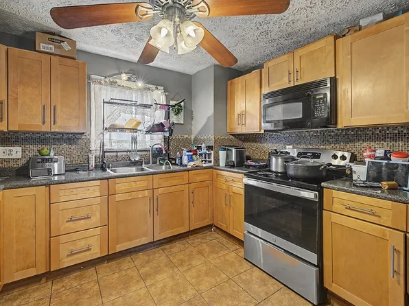 23 Jenness St, Springfield, MA 01104
