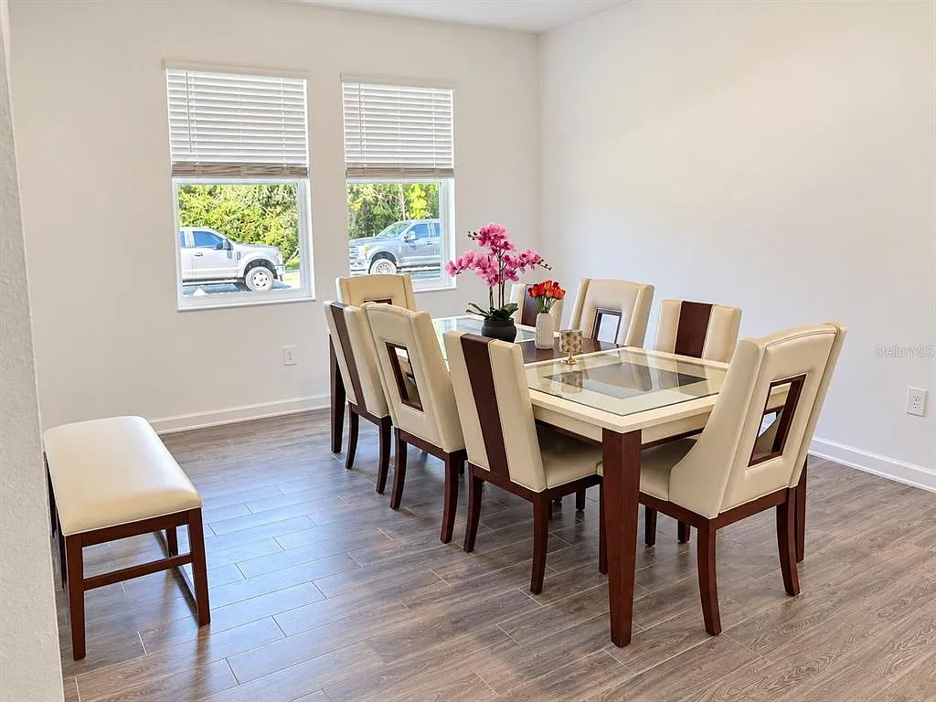 5 bed, 3.0 bath, 3290 sqft, $3,000 — Photo 2