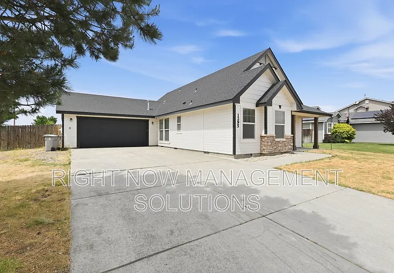 1295 N Blossom Ave — Photo 3