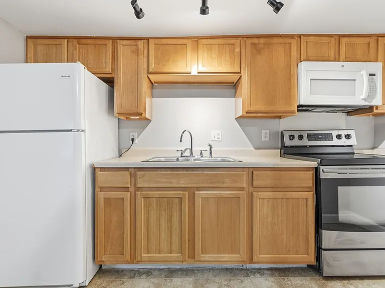 Balsam Avenue Apartments - The Courts — Photo 21