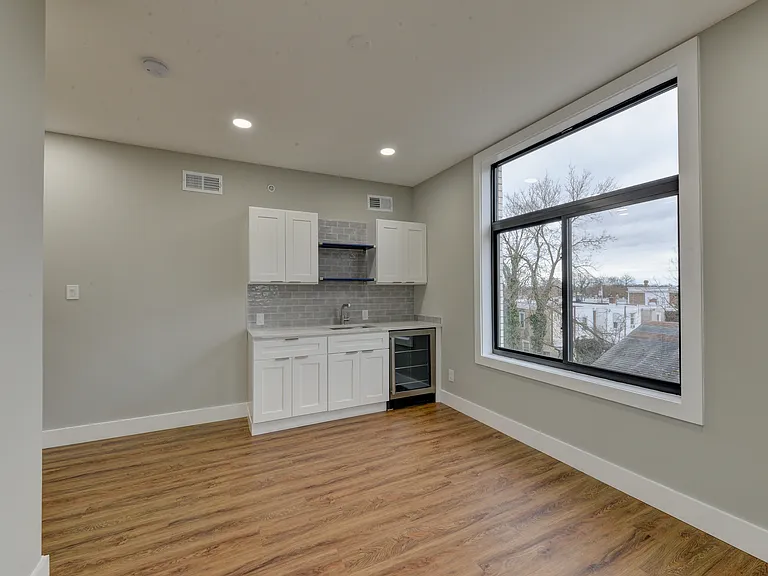 135 E Springer St — Photo 9