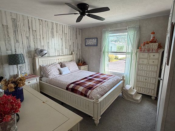 4th image of 33 Castle Dr