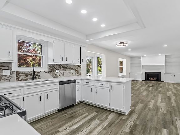 5th image of 2490 Lakeside Dr