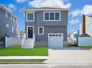 26 Beach Rd, Massapequa, NY 11758