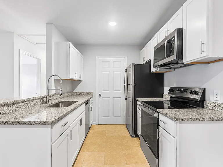 King George Apartments — Photo 7