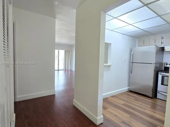 9357 Fontainebleau Blvd APT D420, Miami, FL 33172