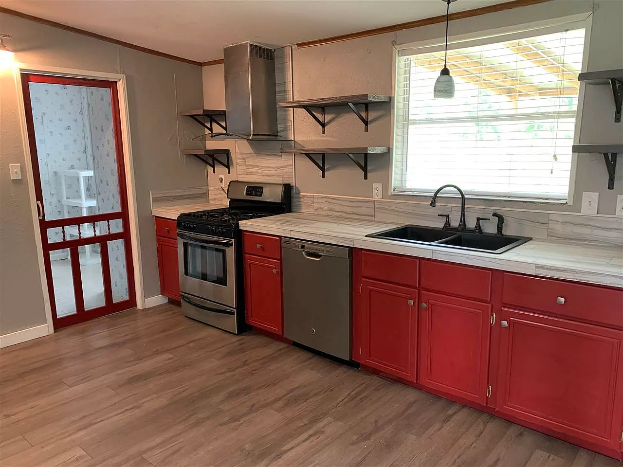 4 bed, 2.0 bath, 2250 sqft, $1,850 — Photo 4