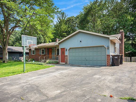 3rd image of 1945 Chateau Dr SW