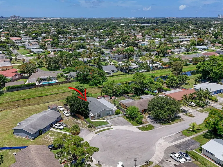 3943 Roan Ct W — Photo 38