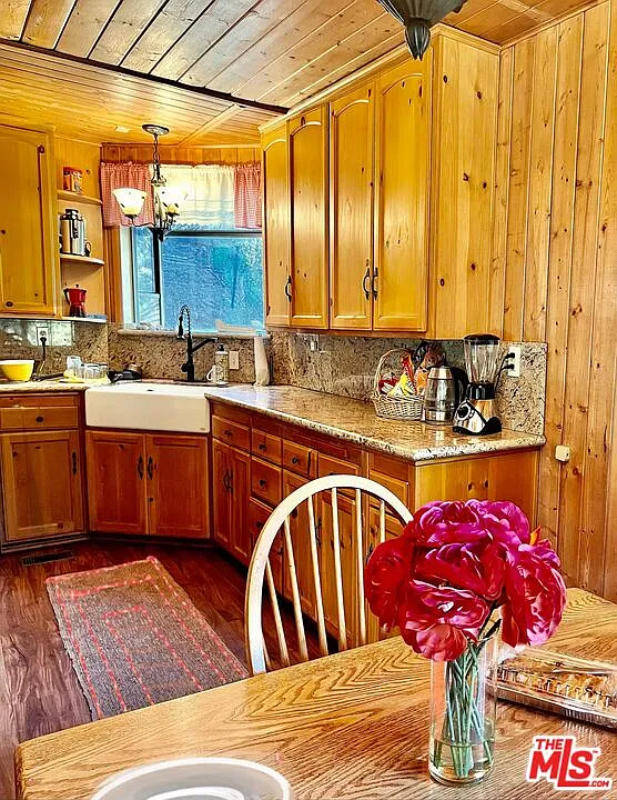 3 bed, 2.0 bath, 1629 sqft, $3,800 — Photo 4