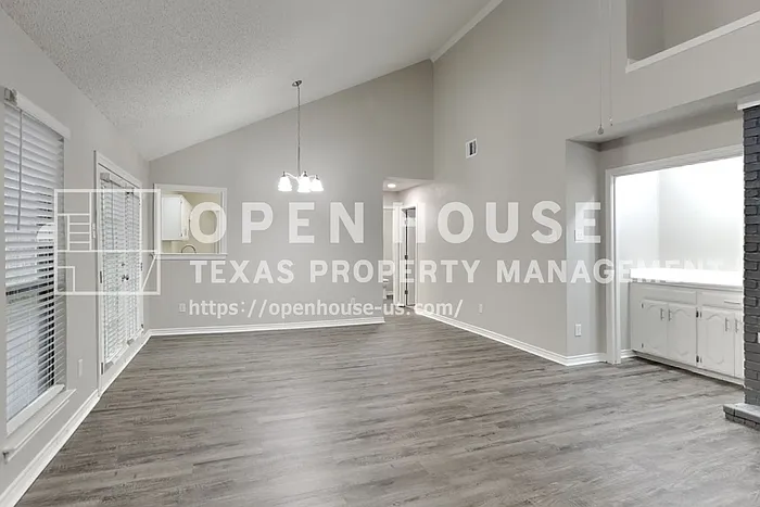 2102 Holly Hill Ln — Photo 6