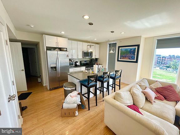 3rd image of 1834-36 Vineyard St #27