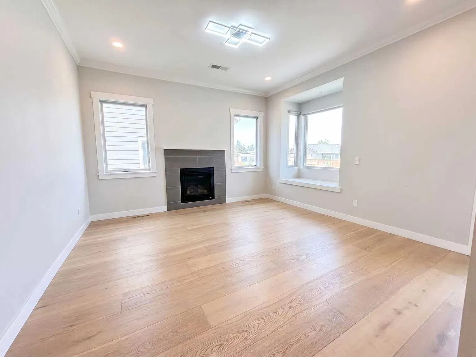 5 bed, 2500 sqft, $8,200 — Photo 2