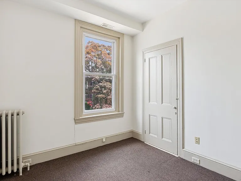 421 N Walnut St — Photo 15