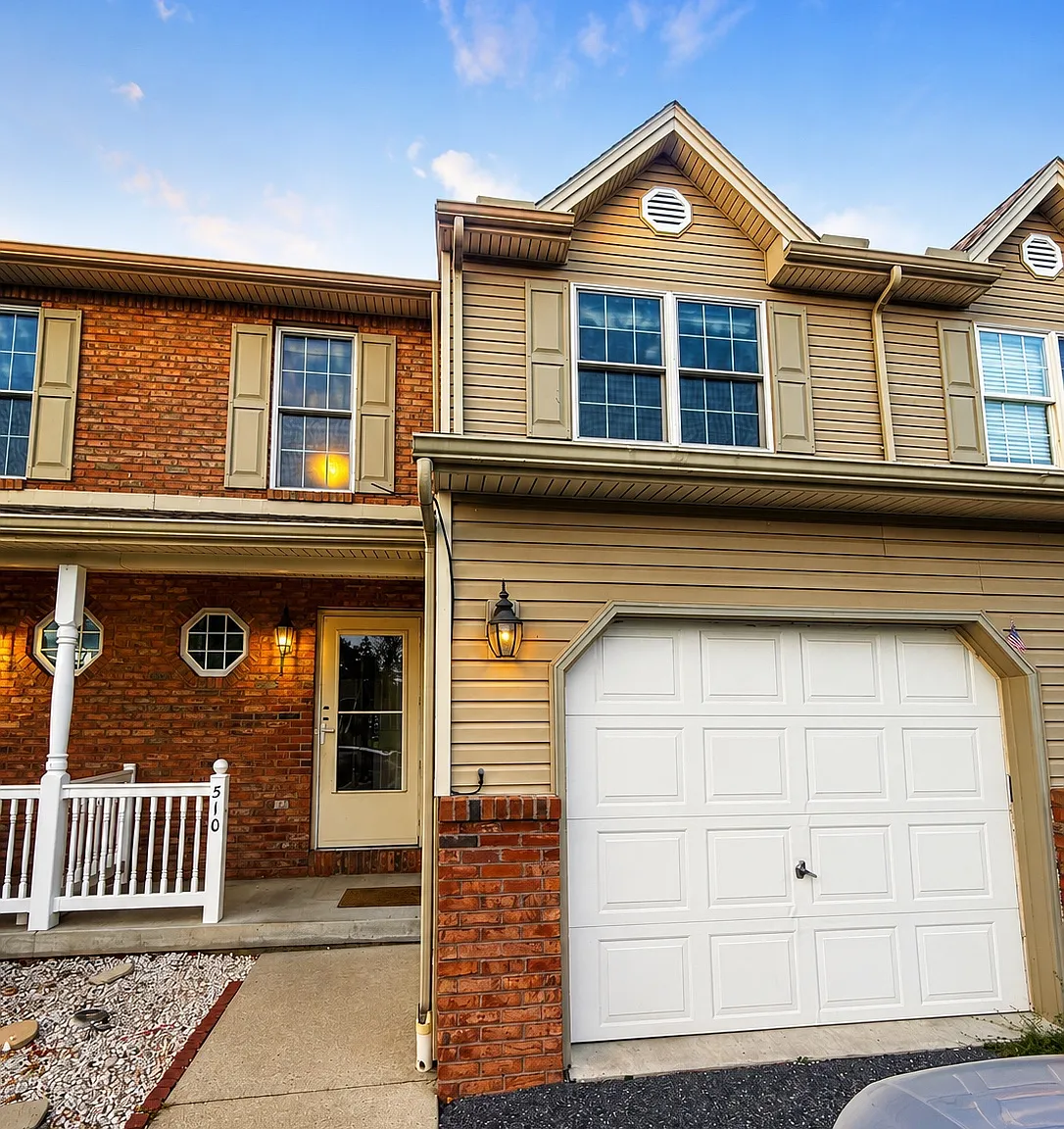 3 bed, 2.5 bath, 1637 sqft, $2,000 — Photo 1