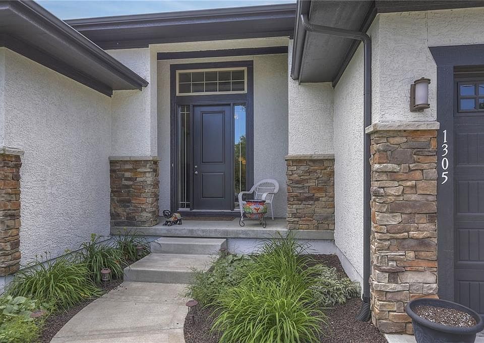 1st image of 1305 NE Woods Edge Cir