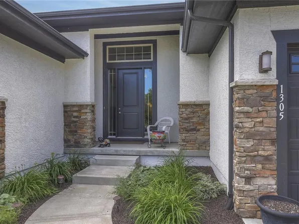 1305 NE Woods Edge Cir, Lees Summit, MO 64064