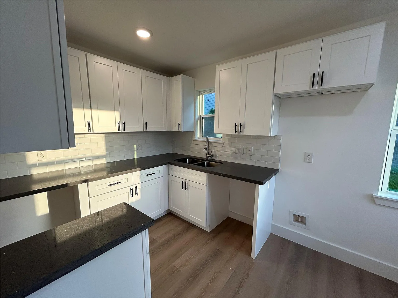 2 bed, 1.0 bath, 4588 sqft, $1,300 — Photo 3
