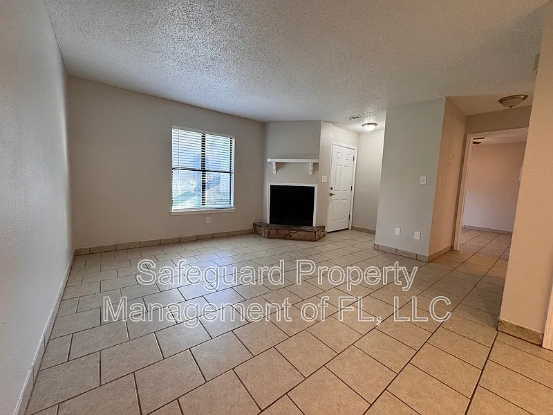 2 bed, 1.0 bath, 800 sqft, $1,075 — Photo 4