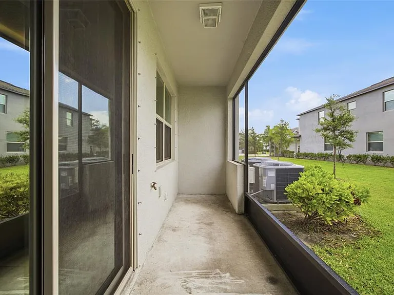 724 Royal Empress Dr — Photo 31