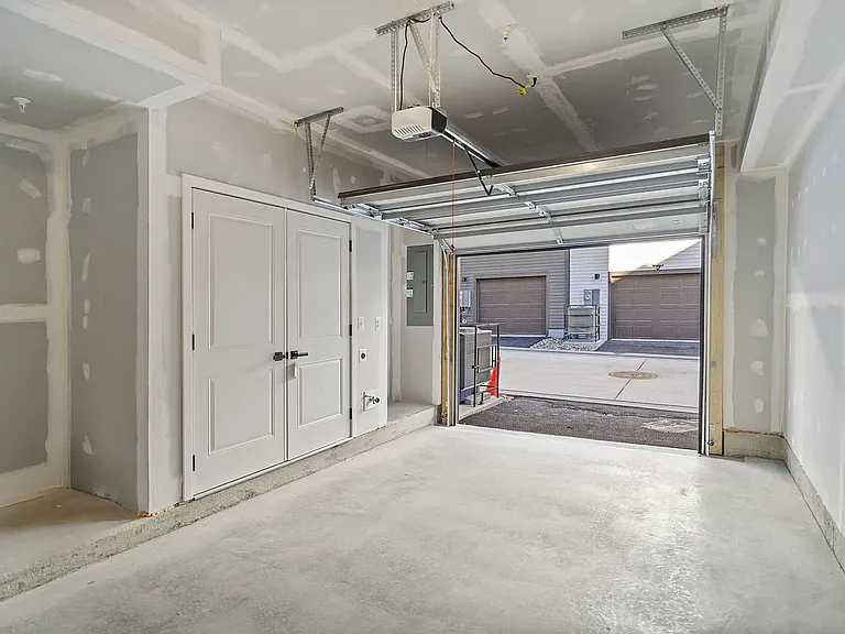 837 Lennox St — Photo 3