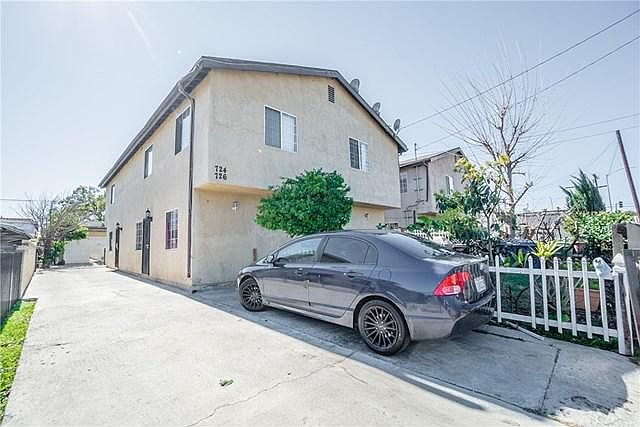 1st image of 724 W 52nd Pl