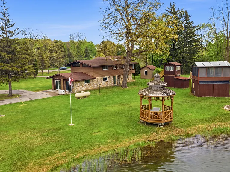 1392 Maple Grove Rd — Photo 6