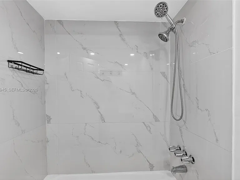 1520 NE 56th St #8 — Photo 10