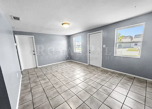 6617 Warwick Cir Photo 1