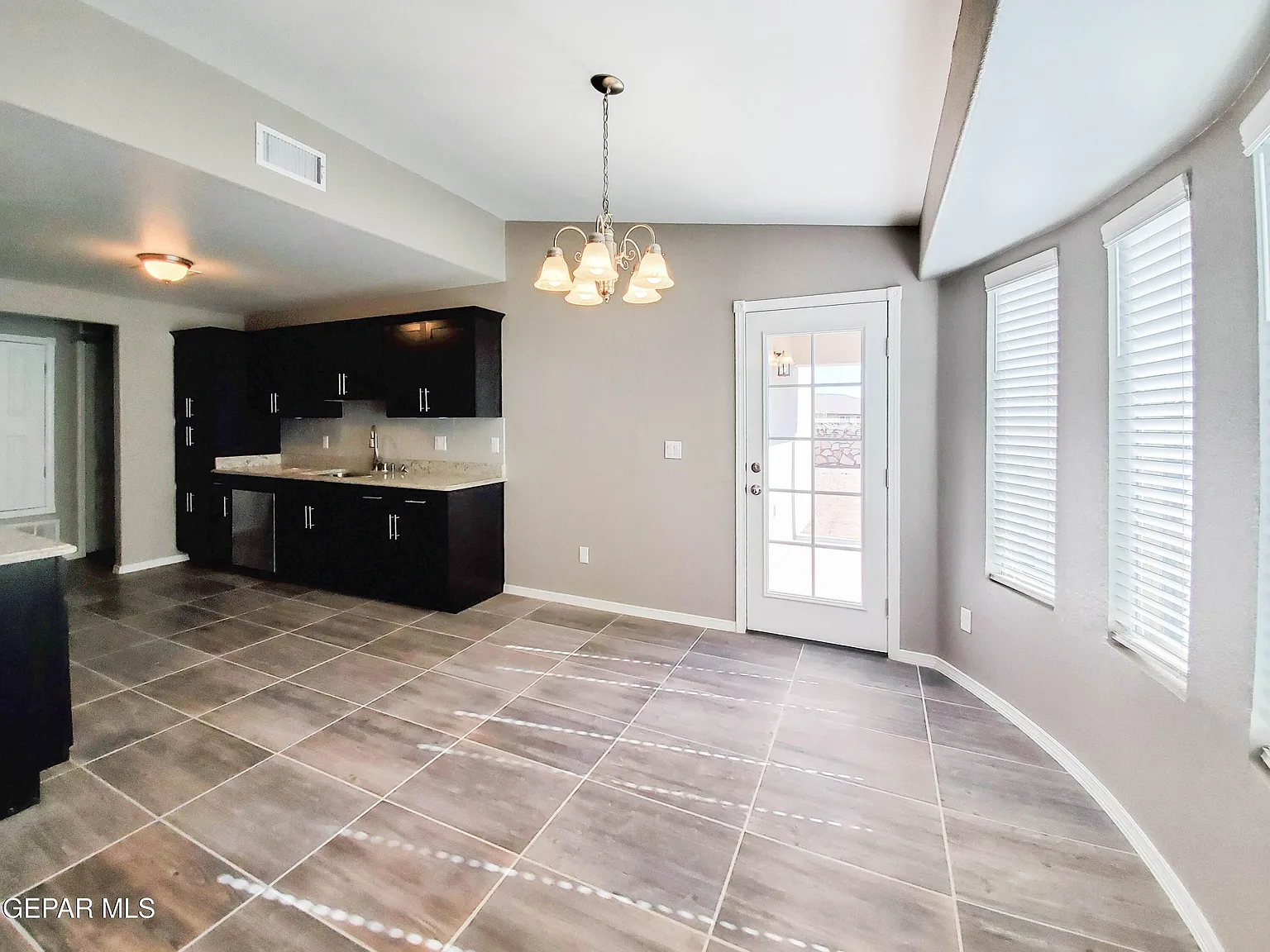 4 bed, 2.5 bath, 1592 sqft, $1,725 — Photo 4