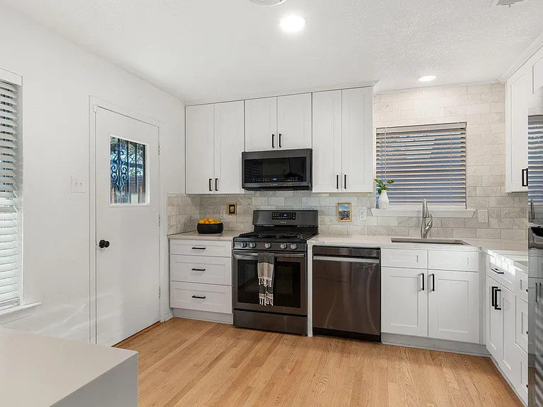 9209 Lindaro Ln — Photo 12