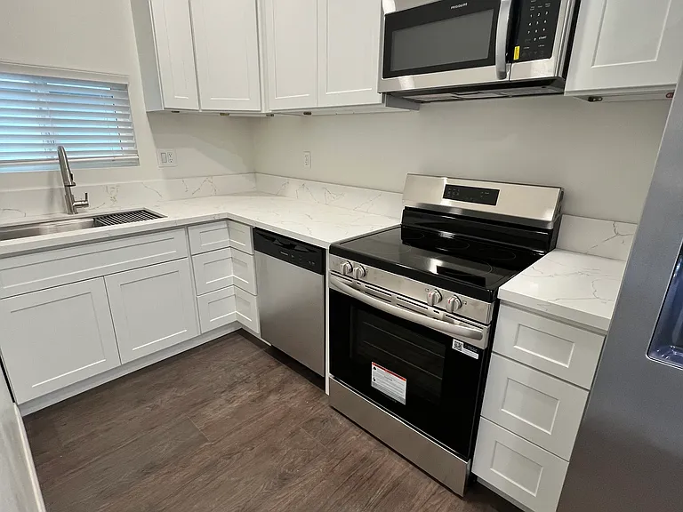 104 E Kern St — Photo 7