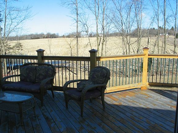 CLOSE UP VIEW OF CUSTOM DECK