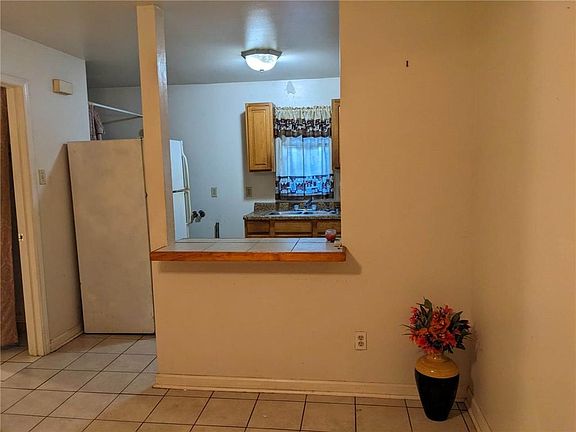 3rd image of 4422 Burgundy St