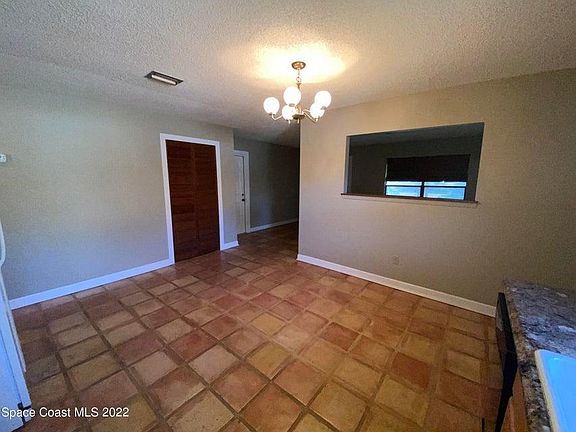 3rd image of 15 W Towne Pl