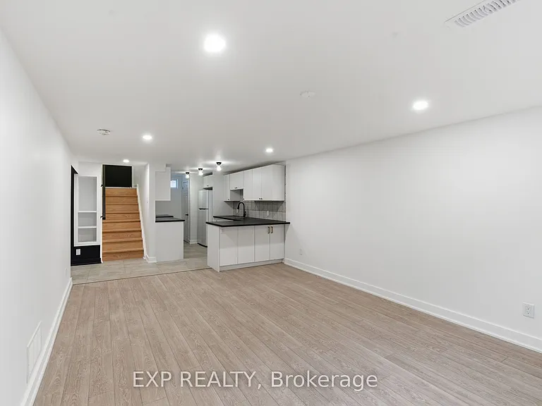 111 Riverside Dr N — Photo 12