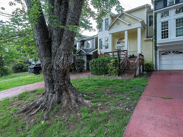 2200 Goodwood Blvd SE — Photo 3
