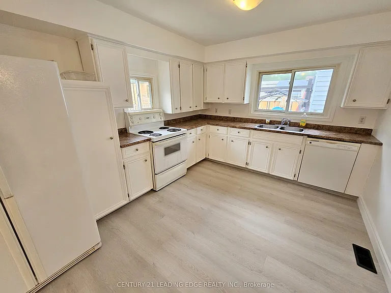 261 Parkway Ave — Photo 2
