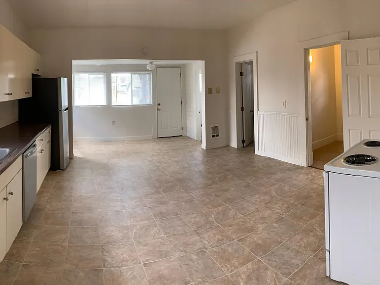 2112 Walnut St — Photo 4
